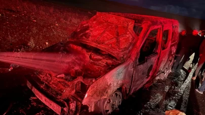 Cizre’de alevlere teslim olan hafif ticari araç kullanılmaz hale geldi