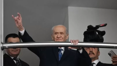 MHP Lideri Bahçeli, Genel Merkez’den partilileri ve vatandaşları selamladı