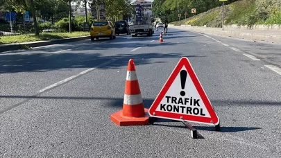 İzmir'de önüne kırdığı aracı yumruklayan şahsın ehliyetine el kondu