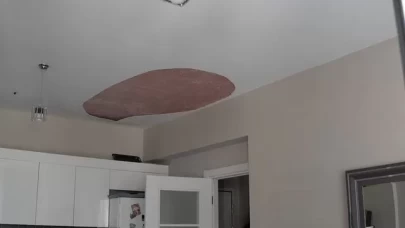 ÜTÜ YAPARKEN TAVANIN ÇÖKMESİYLE BAŞINA DARBELER ALDI