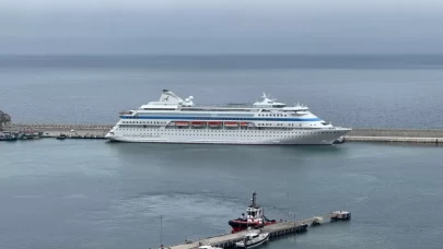 "Astoria Grande" kruvaziyeri 700 Rus yolcusuyla Amasra'ya geldi