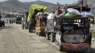 Pakistan'dan sınır dışı edilen Afgan göçmenler sınır kapısında yoğunluk oluşturdu
