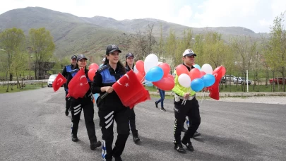Muş'ta polis ekipleri köydeki çocuklara 23 Nisan coşkusu yaşattı