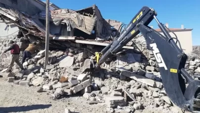 Ahır ve üzerindeki ev çöktü! 35 küçükbaş hayvan ve 2 eşek telef oldu