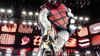 Ünlü rock grubu Green Day, şarkısının sözlerini değiştirerek Filistin'e destek verdi