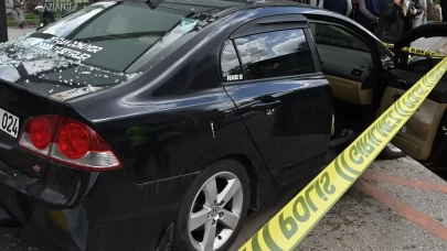 Gaziantep'te feci kaza! Otomobil otobüs durağına çarptı, 5 yaralı