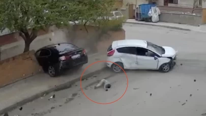 İki otomobil çarpıştı! Küçük çocuğun camdan fırladığı anlar kamerada