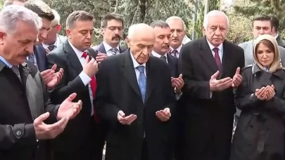 MHP Lideri Devlet Bahçeli, Alparslan Türkeş'in kabrini ziyaret etti