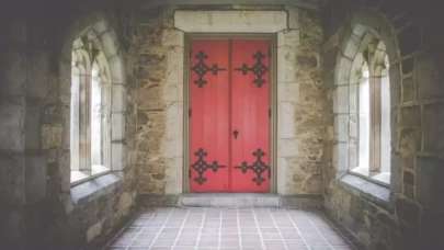 Rüyada Kırmızı Kapı Görmek Ne Anlama Gelir?