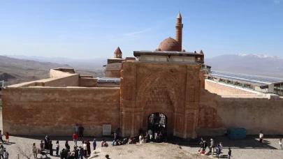 İshak Paşa Sarayı bayram tatilinde ziyaretçilerini ağırlıyor