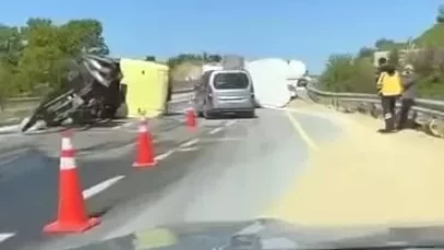 Sakarya'da yem yüklü tır devrildi