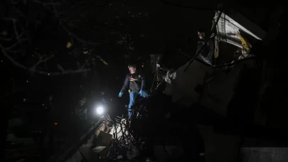 Ankara'da beton sütunlara çarpan sürücü yaşamını yitirdi