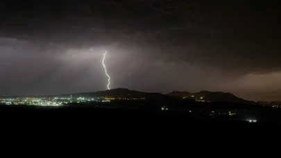 Osmaniye'de gece etkili olan şimşekler vatandaşları büyüledi