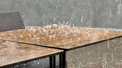 İzmir'de sağanak ve dolu etkili oldu