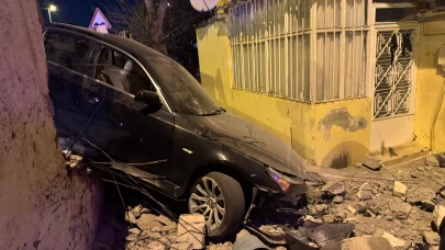 Üsküdar'da kaza yapan sürücü otomobilini bırakıp kaçtı