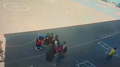 İlkokul öğrencisinin "heimlich" manevrasıyla kurtarıldığı anlar güvenlik kamerasında