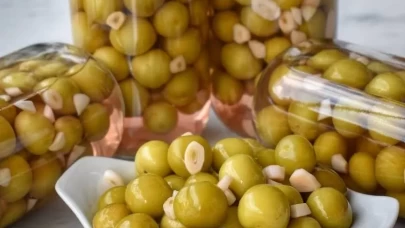 Muğla mutfağının efsane lezzeti: Erik turşusu tarifi