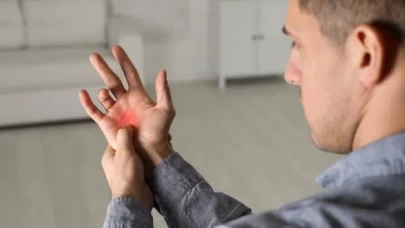 Tetik Parmak Nedir? Tetik Parmak Belirtileri ve Tedavi Yöntemleri Nelerdir?