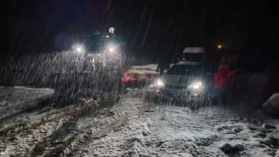 Elazığ'da karda mahsur kalan araçlar kurtarıldı
