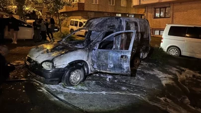Küçükçekmece’de park halindeki araç alev alev yandı