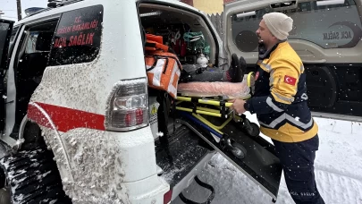 Kar nedeniyle yolu kapanan köydeki hastaya paletli ambulansla ulaşıldı