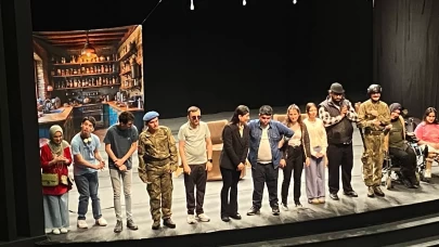 Bursa'da "Bavulun Laneti" oyunu perde açtı