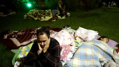 İstanbul'da deprem sonrası vatandaşlar açık alanlarda geceyi geçirdi