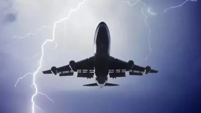 Pegasus uçağına yıldırım isabet etti