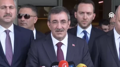 Cevdet Yılmaz, Sırrı Süreyya Önder'i hastanede ziyaret etti