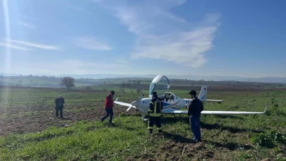 Eğitim uçağı tarlaya zorunlu iniş yaptı