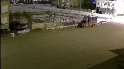 Belediyeye ait çöp konteynerini kamyonete yükleyip çaldılar!