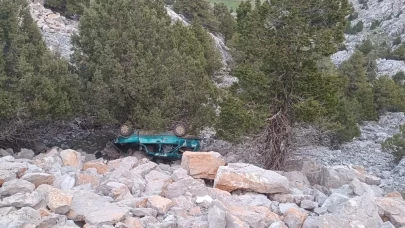 Otomobil dağ yolunda uçuruma yuvarlandı: 5 yaralı