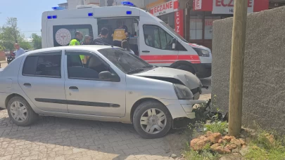 Gaziantep'te kontrolden çıkan otomobil duvara çarptı: 5 kişi yaralı!