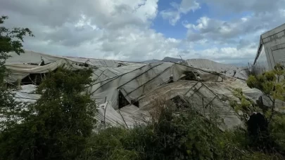Mersin'de fırtına etkili oldu, seralar zarar gördü