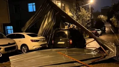 İstanbul'da fırtına: Çatılar uçtu, ağaçlar devrildi
