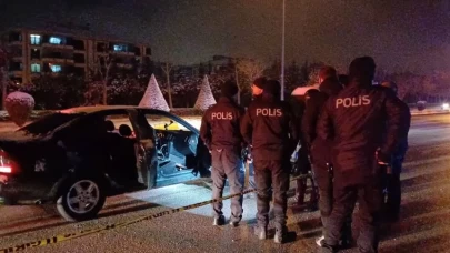 20 yaşındaki genç park halindeki otomobilde silahla vurulmuş halde bulundu