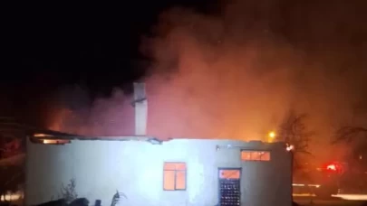 Alevlere teslim olan eski okul küle döndü