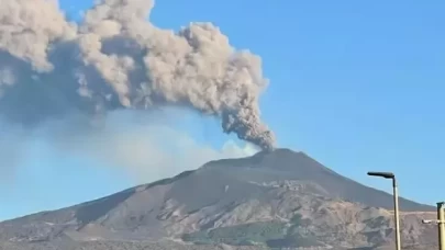 Etna Yanardağı'nda hareketlilik! Kül ve lav püskürttü