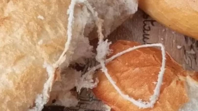 Yemek yerken gözlerine inanamadı: Ekmeğin içinden çıkan şaşkına çevirdi