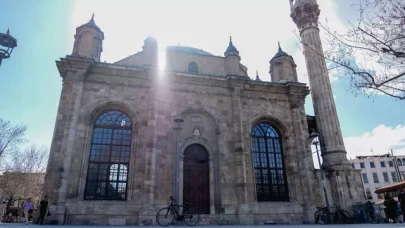 Pencereleri kapısından büyük Aziziye Camii'ne turist ilgisi