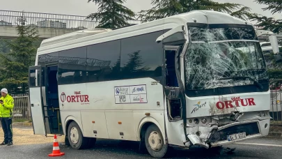 Uşak'ta iki işçi servisinin çarpıştığı kazada 20 yaralı