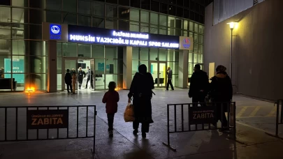 İstanbul'da bazı vatandaşlar geceyi dışarıda geçiriyor