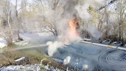 Sivas'ta devrilip alev alan tırın şoförü yaşamını yitirdi