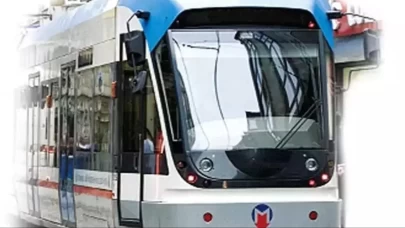 Fatih'te hareketli dakikalar: Tramvay kadına çarptı