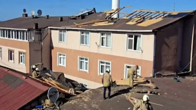 Şiddetli rüzgar 6 katlı binanın çatısını uçurdu!