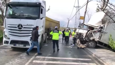 Arnavutköy’de kamyonet ve hafriyat kamyonu çarpıştı: 2 yaralı