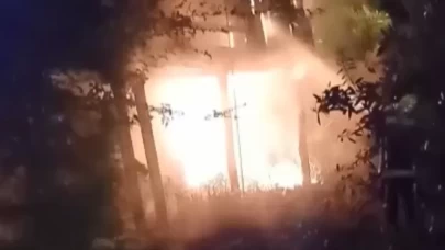 Mersin'in Mut ilçesinde metruk ev alev alev yandı