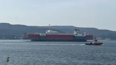 Dev Yüzer Havuz Çanakkale Boğazı'ndan geçti