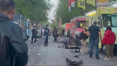 Kanada'da araç kalabalığın arasına daldı