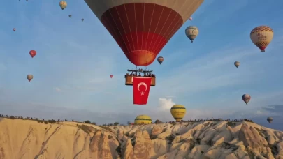 Kapadokya'da balonlarda Türk bayrakları dalgalandı